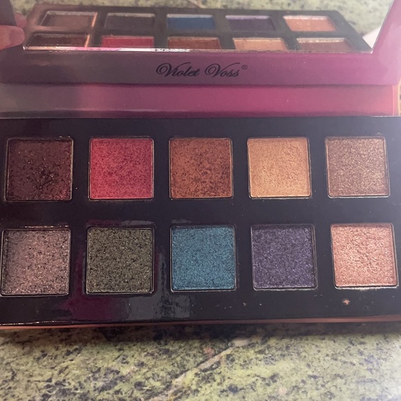 Violet Voss eyeshadow - Picture 2 of 2